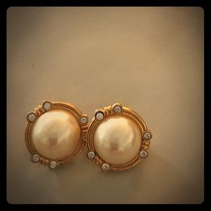 Earl earrings with gold colored surround